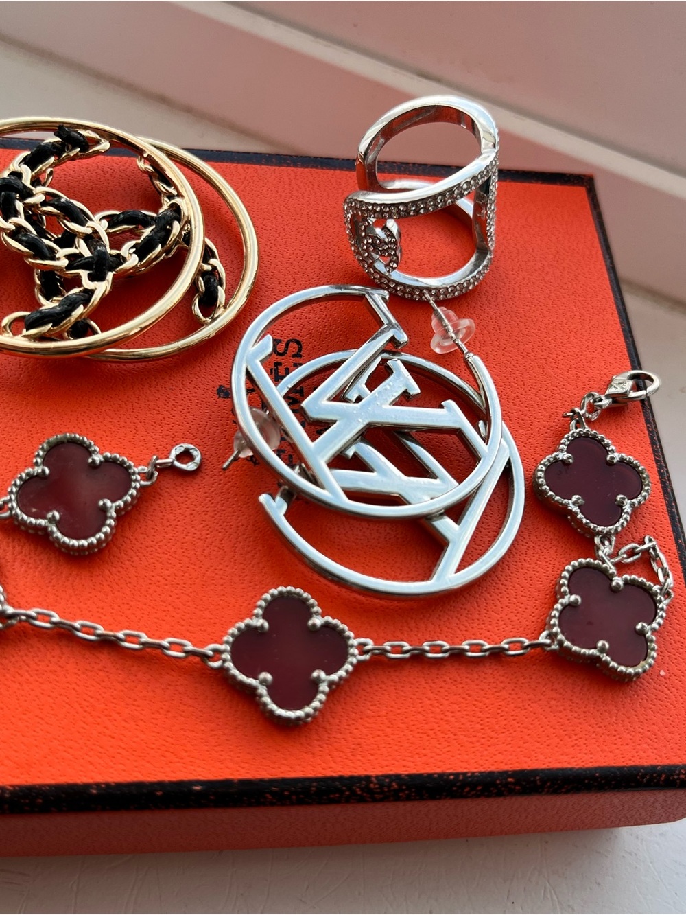 Jewelry collection, two earrings, ring and bracelet